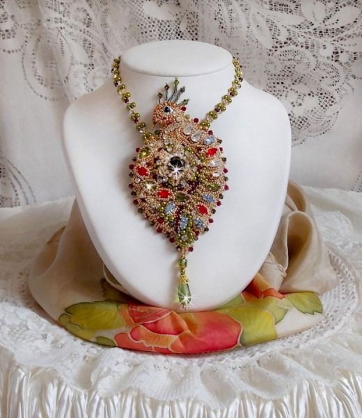 L'Oiseau des Iles halskjede brodert med Swarovski-krystaller, perler og Miyuki seed perler.