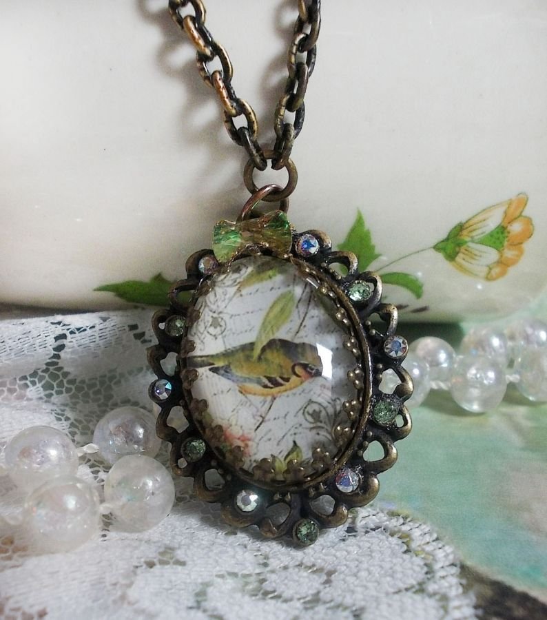 Garden Bird halskjede laget med en burr cabochon og krystaller montert på bronsetilbehør