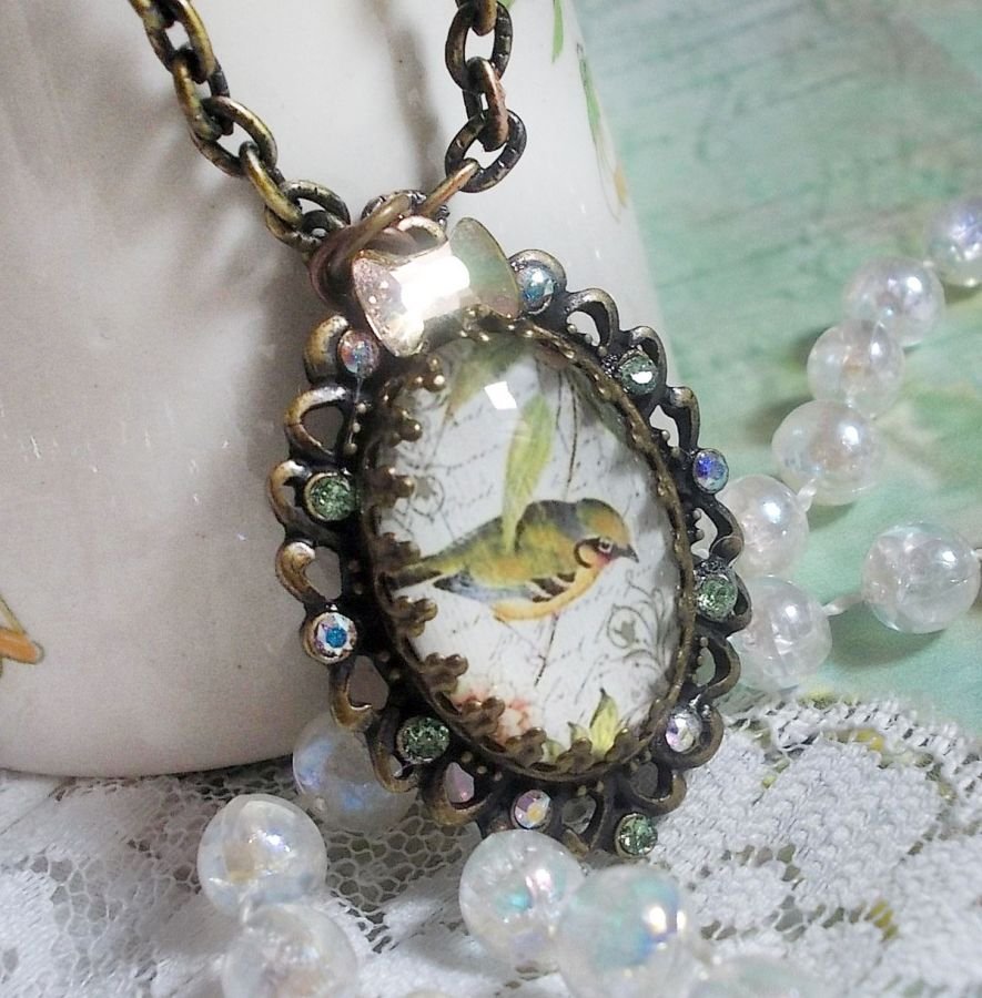 Garden Bird halskjede laget med en burr cabochon og krystaller montert på bronsetilbehør