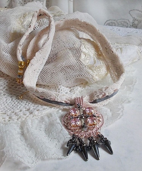 Collier Pampilles Rose et Gris avec des cristaux de Swarovski et perles de haute qualit&eacute;.