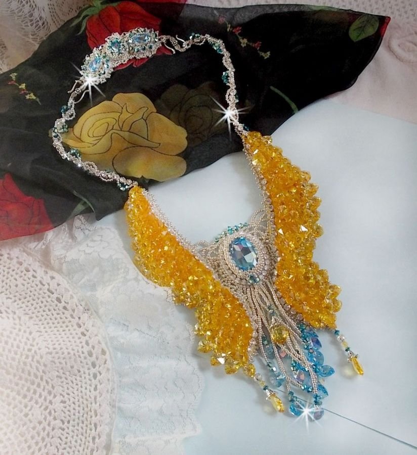 Versailles Haute-Couture sommerfuglhalskjede brodert med Swarovski-krystaller, sølv Miyuki frøperler og tilbehør i 925/1000 sølv 