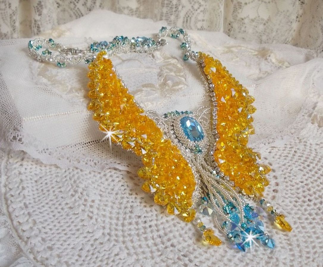 Versailles Haute-Couture sommerfuglhalskjede brodert med Swarovski-krystaller, sølv Miyuki frøperler og tilbehør i 925/1000 sølv 