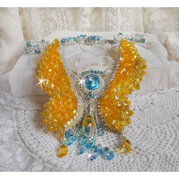 Versailles Haute-Couture sommerfuglhalskjede brodert med Swarovski-krystaller, s&oslash;lv Miyuki fr&oslash;perler og tilbeh&oslash;r i 925/1000 s&oslash;lv 