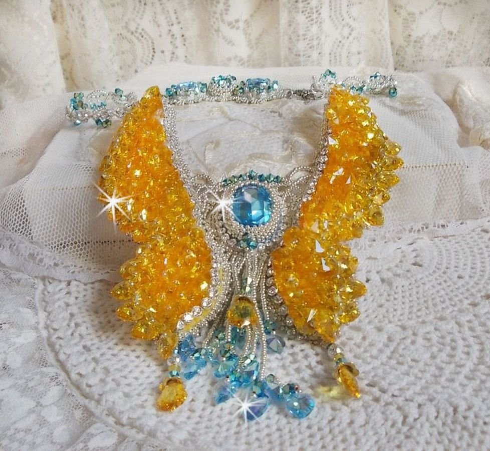 Versailles Haute-Couture sommerfuglhalskjede brodert med Swarovski-krystaller, sølv Miyuki frøperler og tilbehør i 925/1000 sølv 