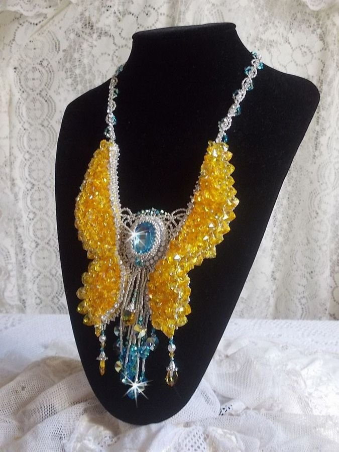 Versailles Haute-Couture sommerfuglhalskjede brodert med Swarovski-krystaller, sølv Miyuki frøperler og tilbehør i 925/1000 sølv 