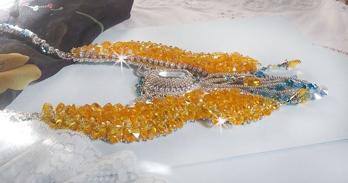 Versailles Haute-Couture sommerfuglhalskjede brodert med Swarovski-krystaller, sølv Miyuki frøperler og tilbehør i 925/1000 sølv 