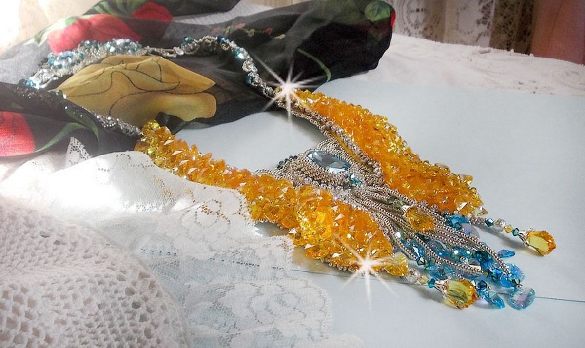Versailles Haute-Couture sommerfuglhalskjede brodert med Swarovski-krystaller, sølv Miyuki frøperler og tilbehør i 925/1000 sølv 