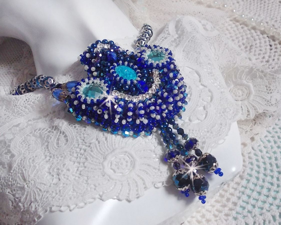 Paris Divine halskjede brodert med Swarovski-krystaller, bøhmiske krystallperler og frøperler 