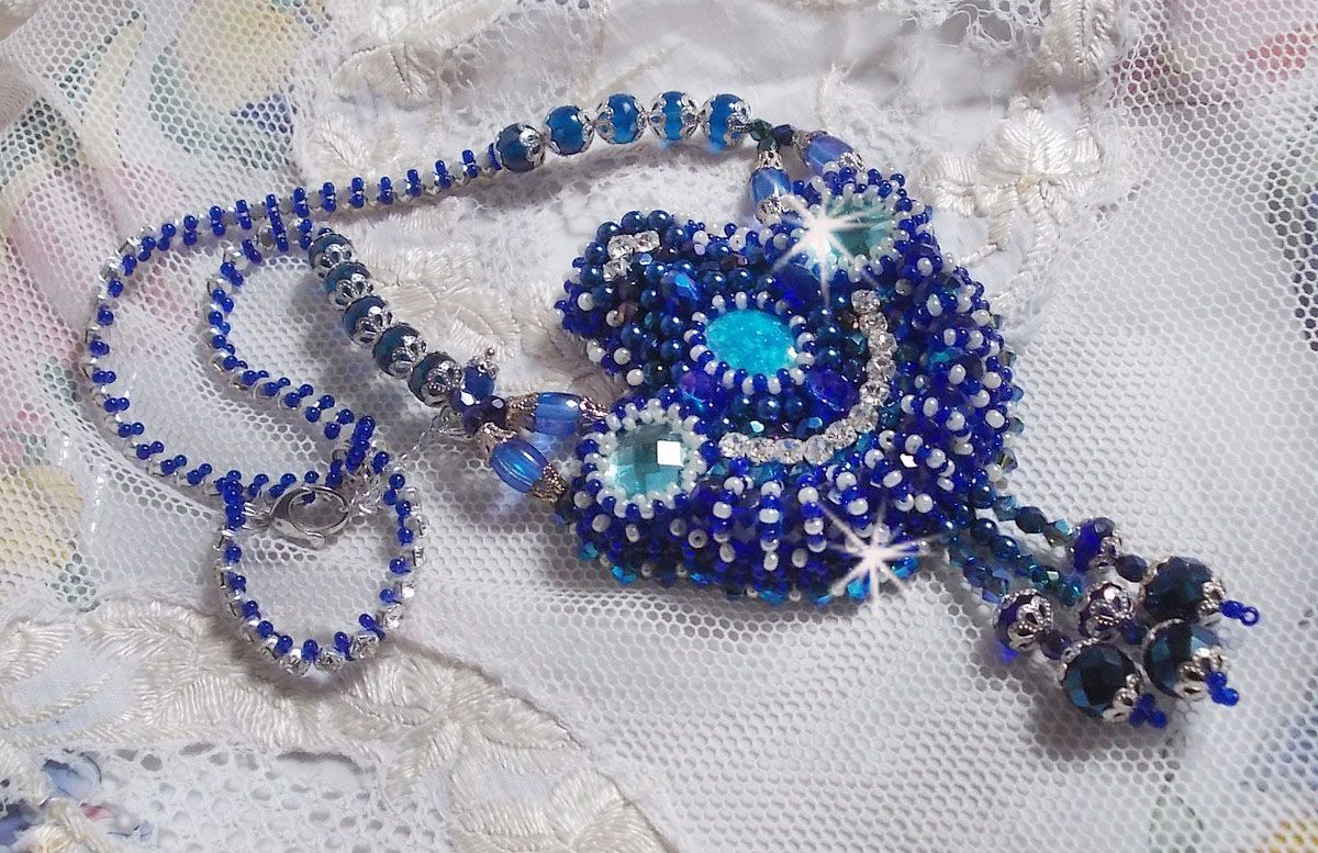 Paris Divine halskjede brodert med Swarovski-krystaller, bøhmiske krystallperler og frøperler 