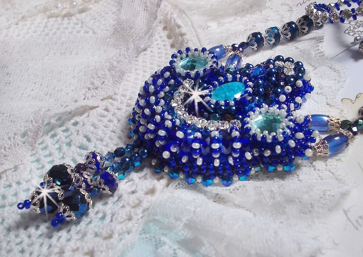 Paris Divine halskjede brodert med Swarovski-krystaller, bøhmiske krystallperler og frøperler 