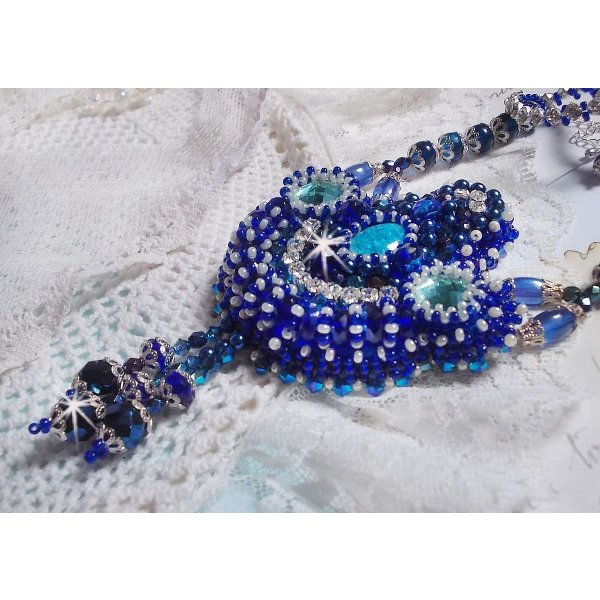 Paris Divine halskjede brodert med Swarovski-krystaller, b&oslash;hmiske krystallperler og fr&oslash;perler 