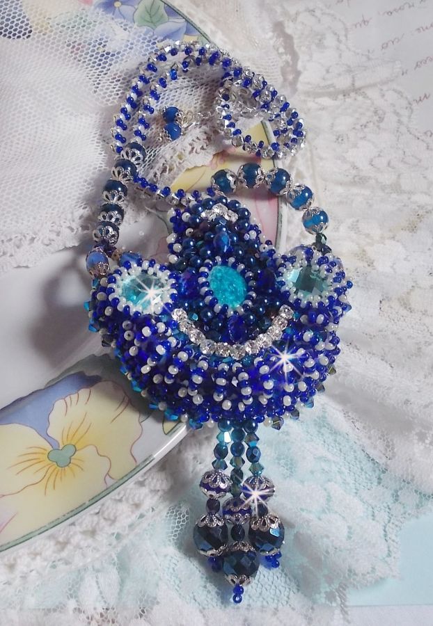 Paris Divine halskjede brodert med Swarovski-krystaller, bøhmiske krystallperler og frøperler 
