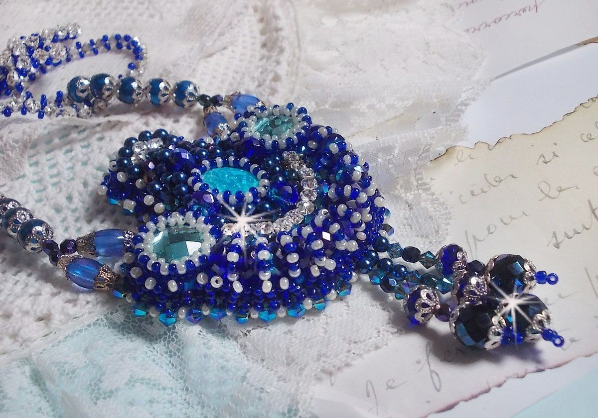 Paris Divine halskjede brodert med Swarovski-krystaller, bøhmiske krystallperler og frøperler 