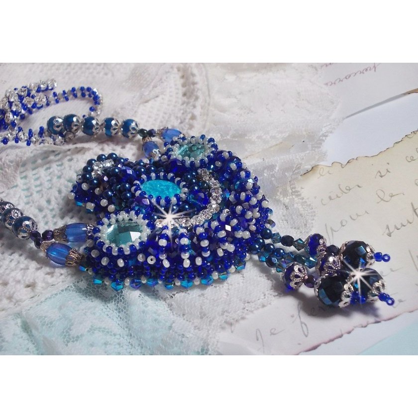 Paris Divine halskjede brodert med Swarovski-krystaller, bøhmiske krystallperler og frøperler 
