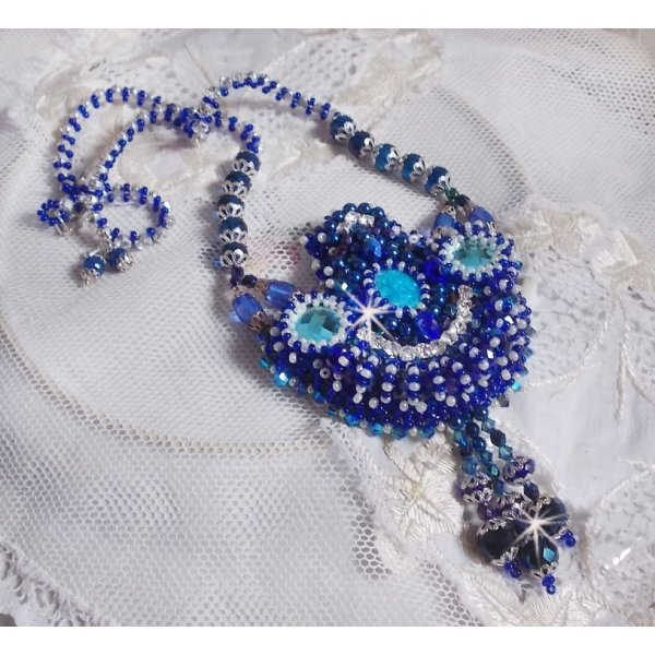 Paris Divine halskjede brodert med Swarovski-krystaller, b&oslash;hmiske krystallperler og fr&oslash;perler 
