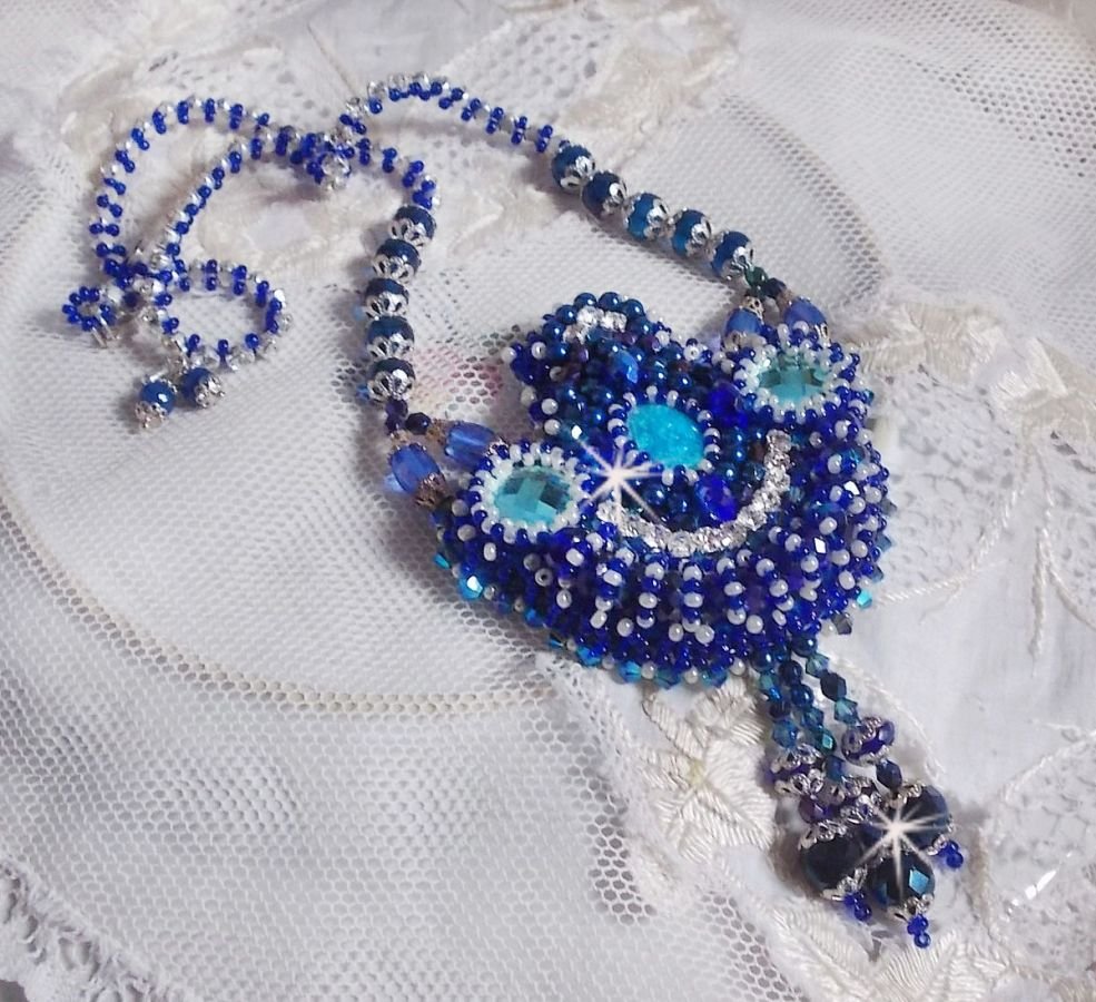 Paris Divine halskjede brodert med Swarovski-krystaller, bøhmiske krystallperler og frøperler 