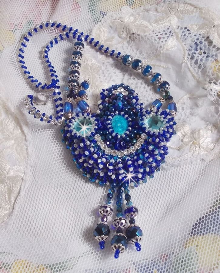 Paris Divine halskjede brodert med Swarovski-krystaller, bøhmiske krystallperler og frøperler 