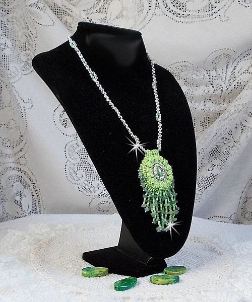 Collier Passion cr&eacute;e avec des chips aventurine, des roses en r&eacute;sine avec un cabochon et des rocailles.