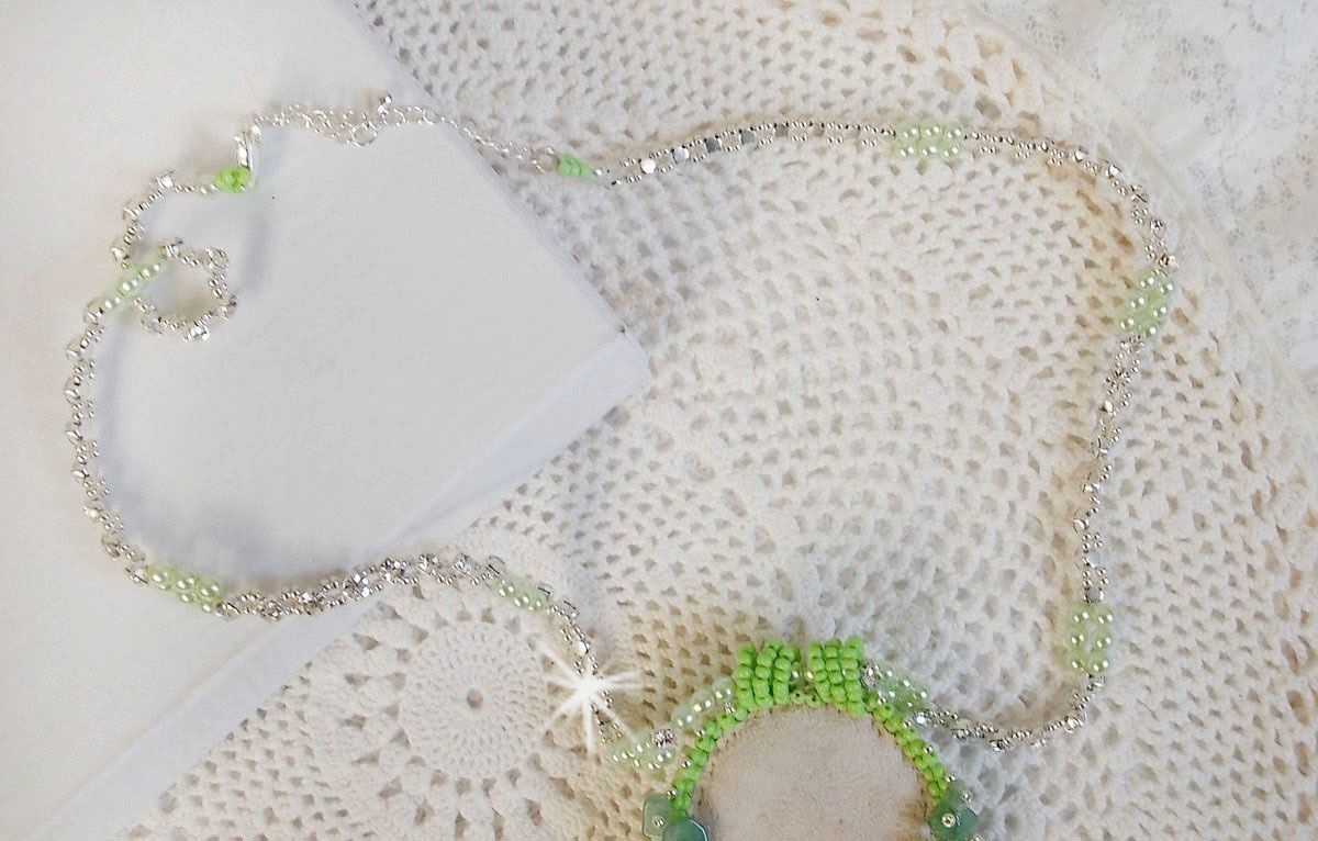Collier Passion crée avec des chips aventurine, des roses en résine avec un cabochon et des rocailles.