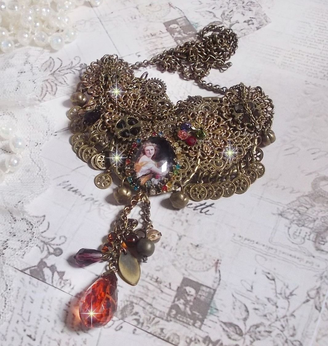 Mes Passions Brocs halskjede skaper en kvinne med gyldent hår med blomster, bronse tilbehør, krystaller sjarm og en rhinestone kjede