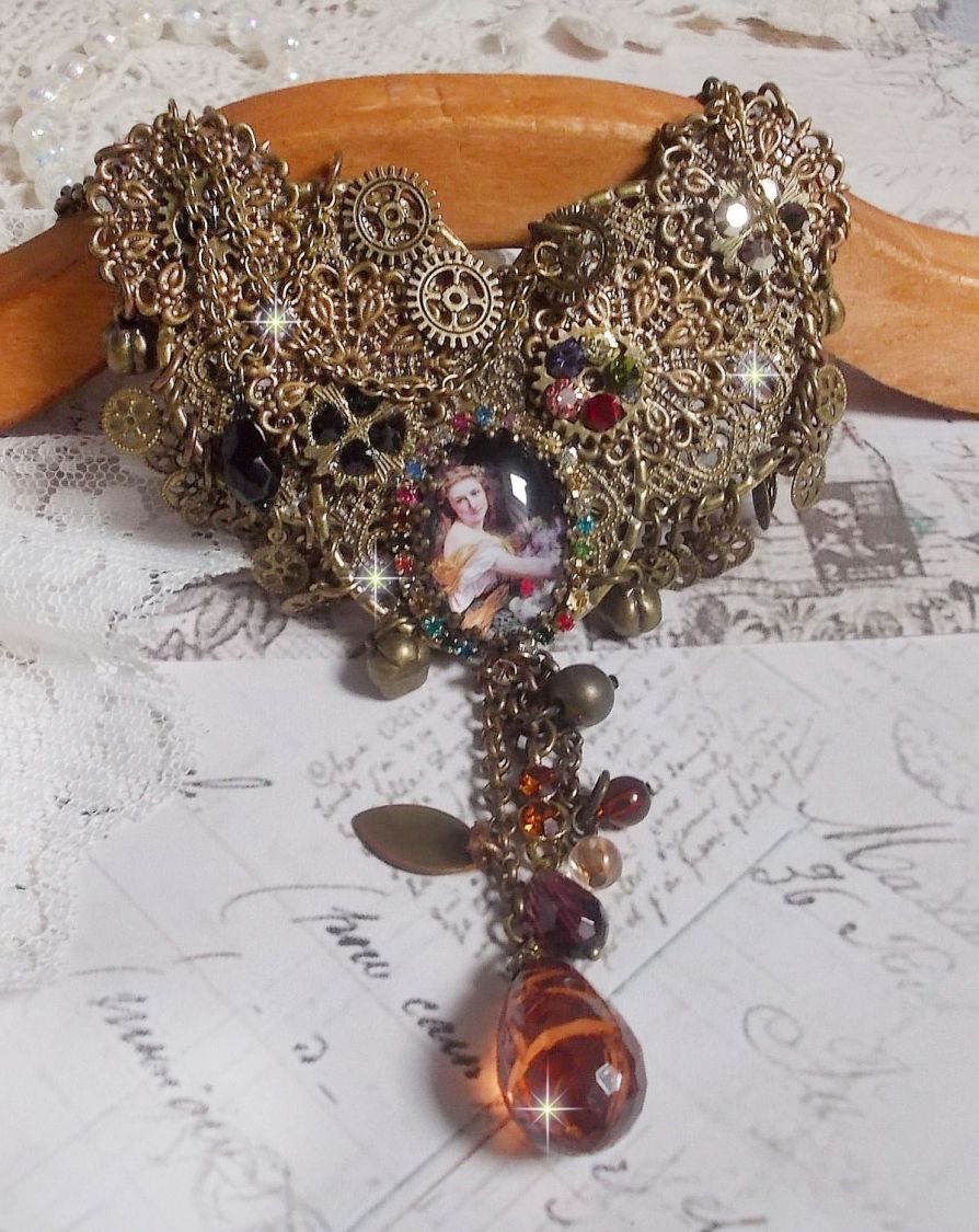 Mes Passions Brocs halskjede skaper en kvinne med gyldent hår med blomster, bronse tilbehør, krystaller sjarm og en rhinestone kjede