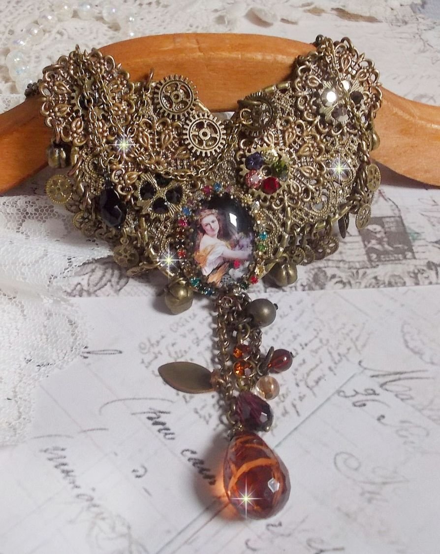Mes Passions Brocs halskjede skaper en kvinne med gyldent hår med blomster, bronse tilbehør, krystaller sjarm og en rhinestone kjede