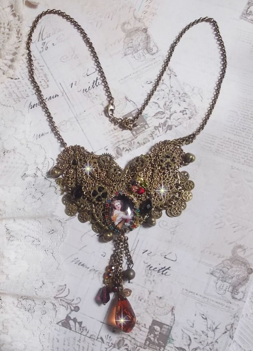 Mes Passions Brocs halskjede skaper en kvinne med gyldent hår med blomster, bronse tilbehør, krystaller sjarm og en rhinestone kjede