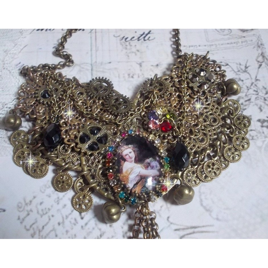 Mes Passions Brocs halskjede skaper en kvinne med gyldent hår med blomster, bronse tilbehør, krystaller sjarm og en rhinestone kjede