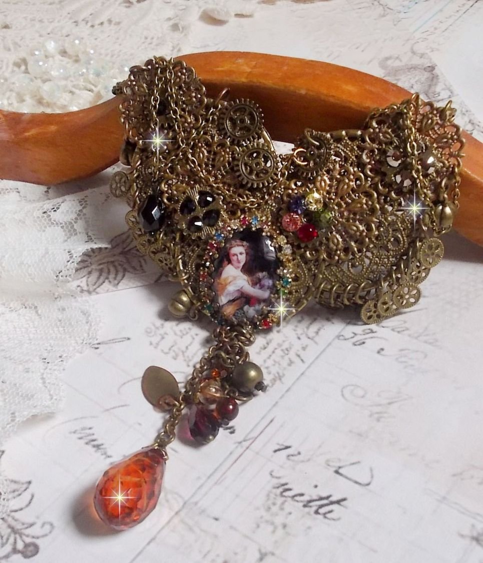 Mes Passions Brocs halskjede skaper en kvinne med gyldent hår med blomster, bronse tilbehør, krystaller sjarm og en rhinestone kjede