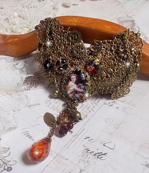 Mes Passions Brocs halskjede skaper en kvinne med gyldent h&aring;r med blomster, bronse tilbeh&oslash;r, krystaller sjarm og en rhinestone kjede