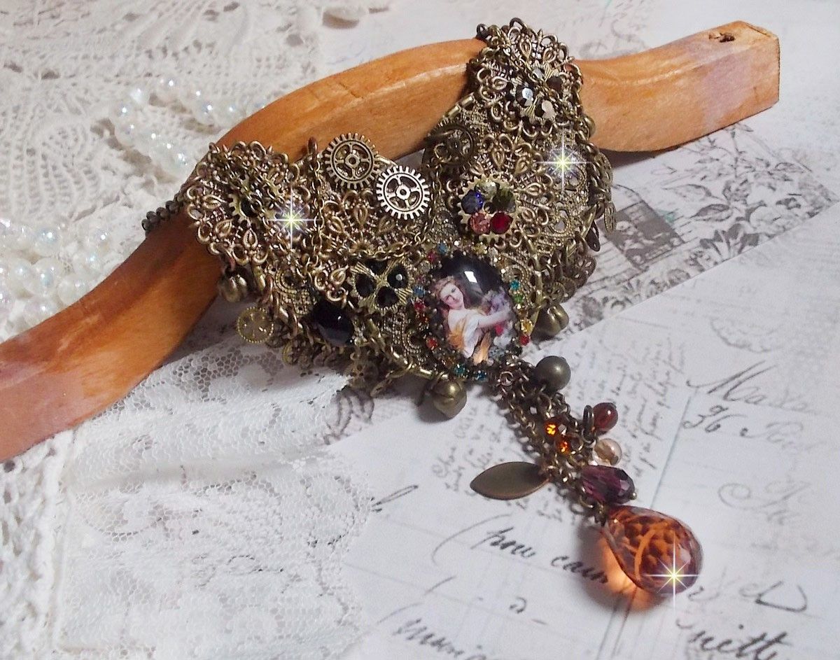 Mes Passions Brocs halskjede skaper en kvinne med gyldent hår med blomster, bronse tilbehør, krystaller sjarm og en rhinestone kjede