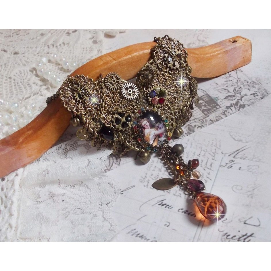 Mes Passions Brocs halskjede skaper en kvinne med gyldent hår med blomster, bronse tilbehør, krystaller sjarm og en rhinestone kjede
