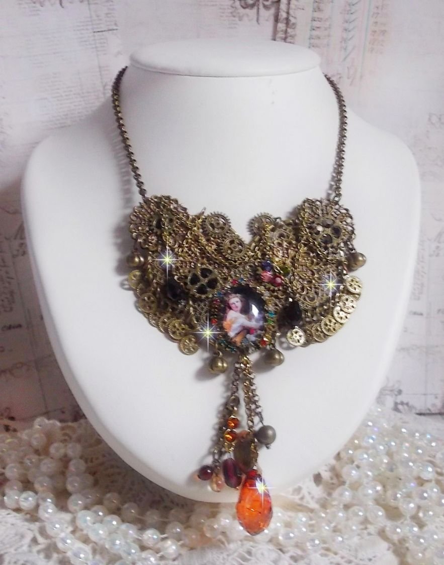 Mes Passions Brocs halskjede skaper en kvinne med gyldent hår med blomster, bronse tilbehør, krystaller sjarm og en rhinestone kjede