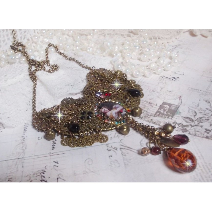 Mes Passions Brocs halskjede skaper en kvinne med gyldent hår med blomster, bronse tilbehør, krystaller sjarm og en rhinestone kjede