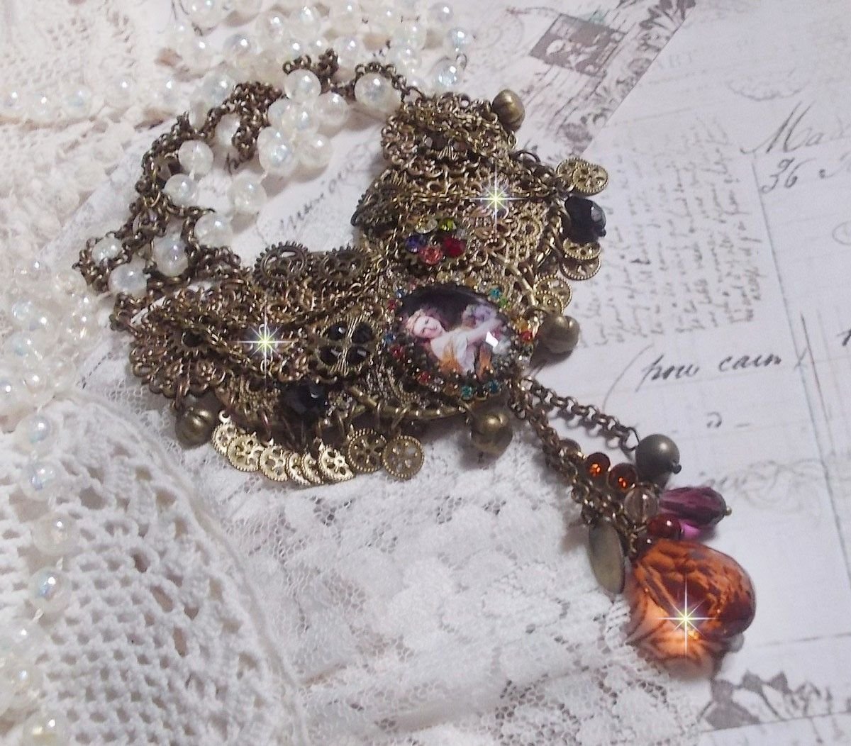 Mes Passions Brocs halskjede skaper en kvinne med gyldent hår med blomster, bronse tilbehør, krystaller sjarm og en rhinestone kjede