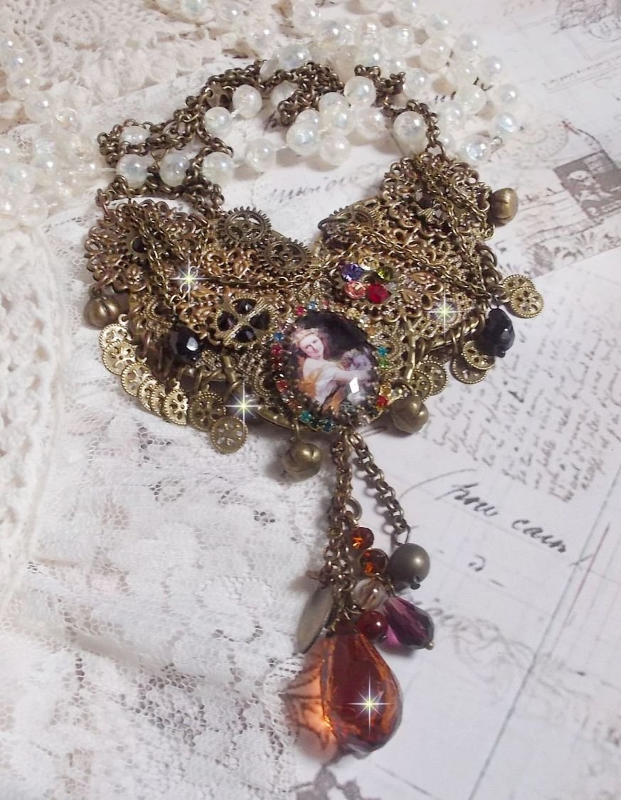 Mes Passions Brocs halskjede skaper en kvinne med gyldent hår med blomster, bronse tilbehør, krystaller sjarm og en rhinestone kjede