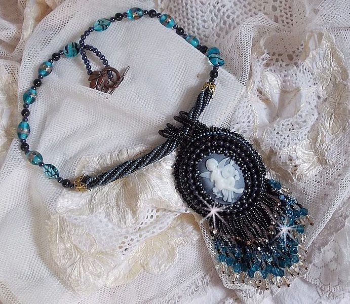 Angelot anheng halskjede med akryl engel, Swarovski krystall snurretopper og japanske fr&oslash;perler