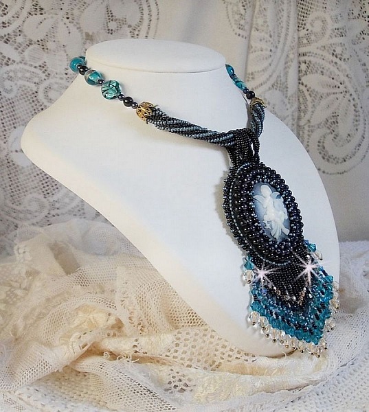 Angelot anheng halskjede med akryl engel, Swarovski krystall snurretopper og japanske fr&oslash;perler