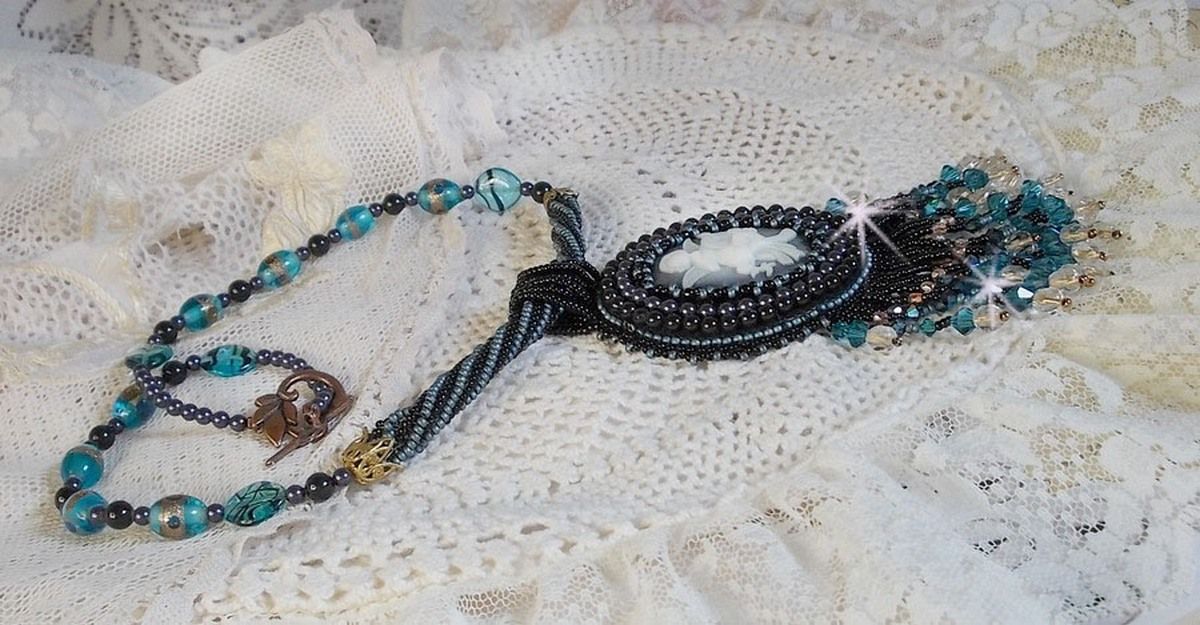 Angelot anheng halskjede med akryl engel, Swarovski krystall snurretopper og japanske frøperler