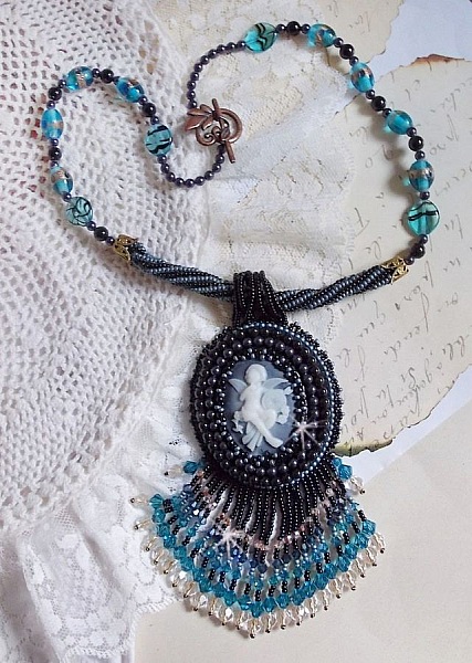 Angelot anheng halskjede med akryl engel, Swarovski krystall snurretopper og japanske fr&oslash;perler