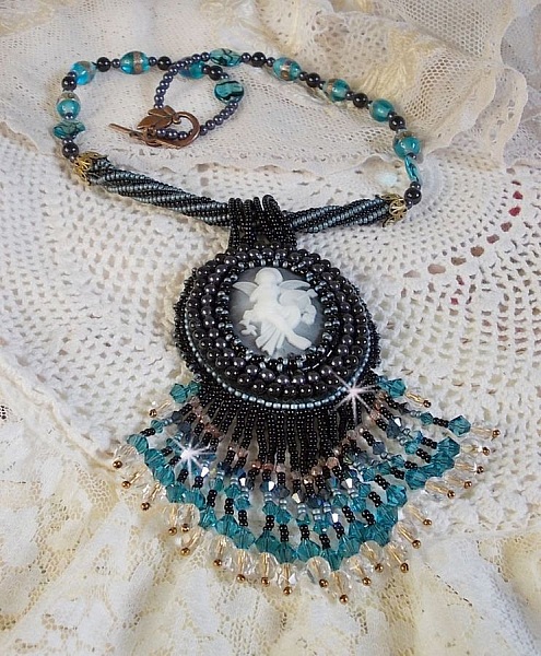 Angelot anheng halskjede med akryl engel, Swarovski krystall snurretopper og japanske fr&oslash;perler