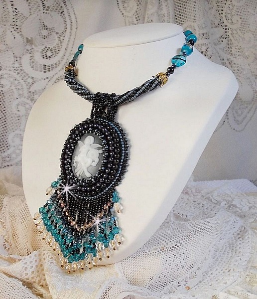 Angelot anheng halskjede med akryl engel, Swarovski krystall snurretopper og japanske fr&oslash;perler