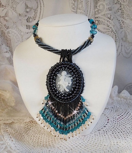 Angelot anheng halskjede med akryl engel, Swarovski krystall snurretopper og japanske fr&oslash;perler