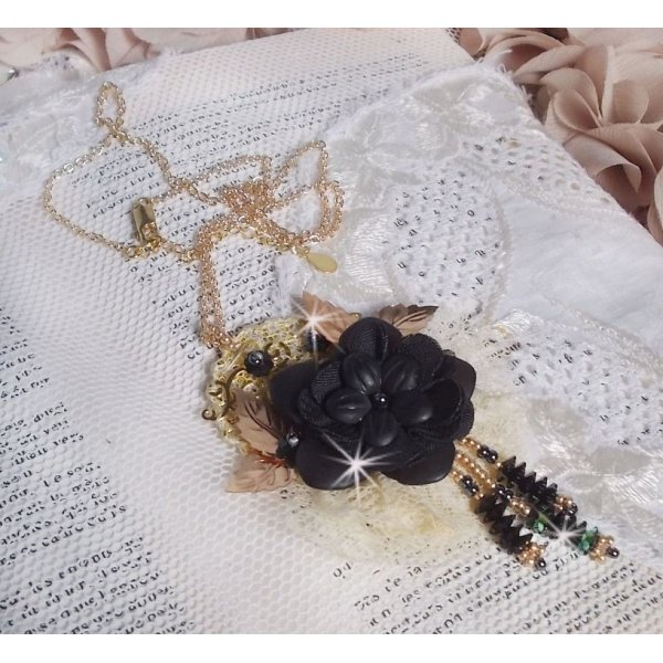 Svart og gull dr&oslash;mmefanger anheng halskjede med antikke blonder og vakre krystaller