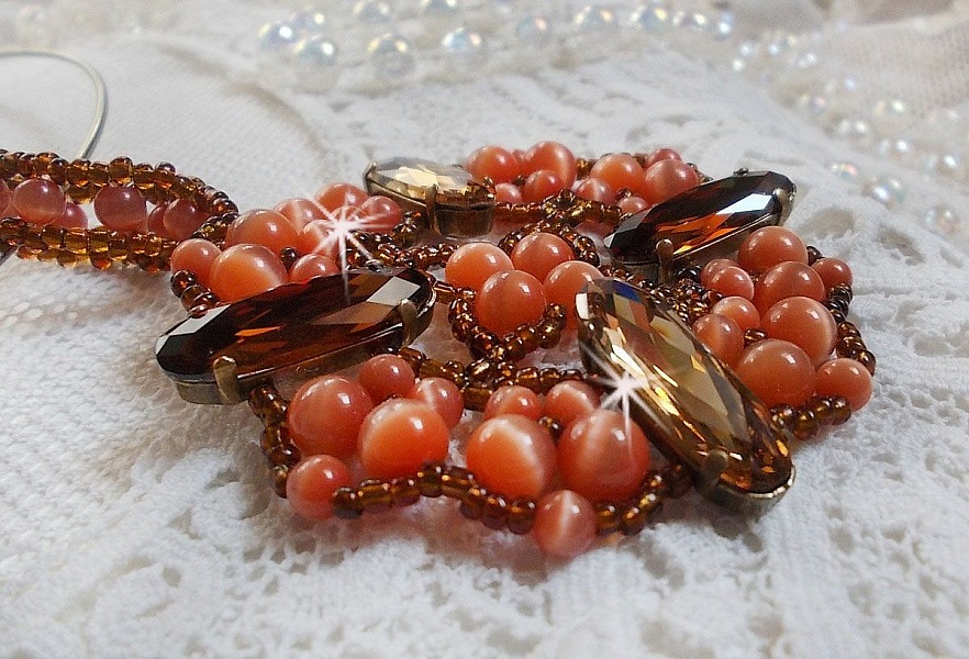 H&oslash;st anheng halskjede med Swarovski krystaller og katte&oslash;ye glassperler