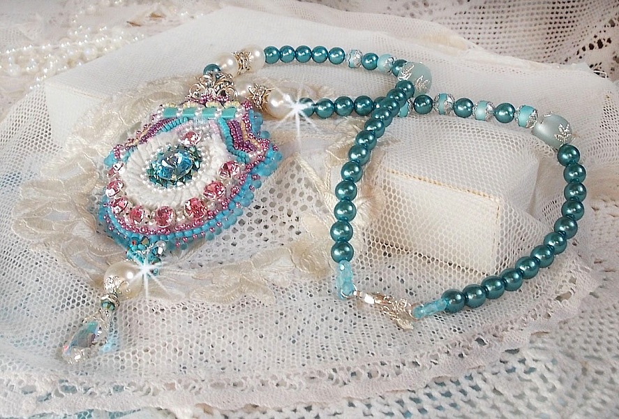 Collier pendentif Beauty Alicia Blue avec des cristaux de Swarovski et une dentelle tr&egrave;s fine.