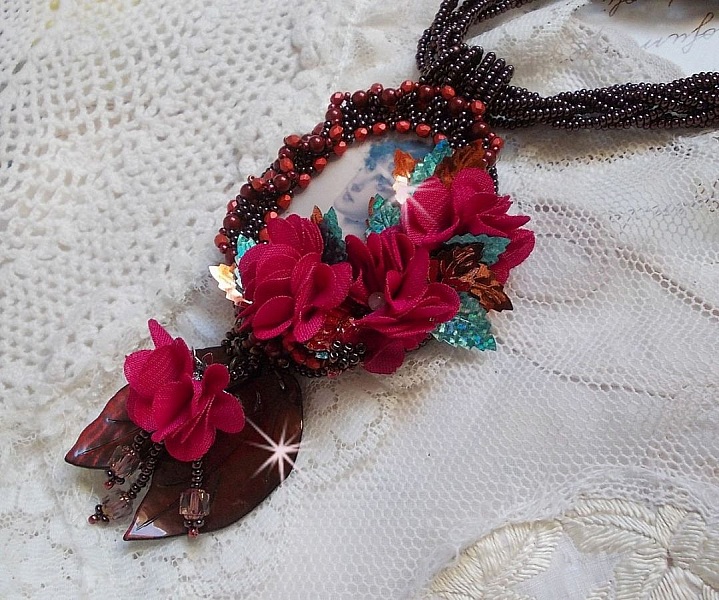 Belle H&eacute;l&egrave;ne Haute-Couture anheng halskjede med stoffblomster og perlemorblader