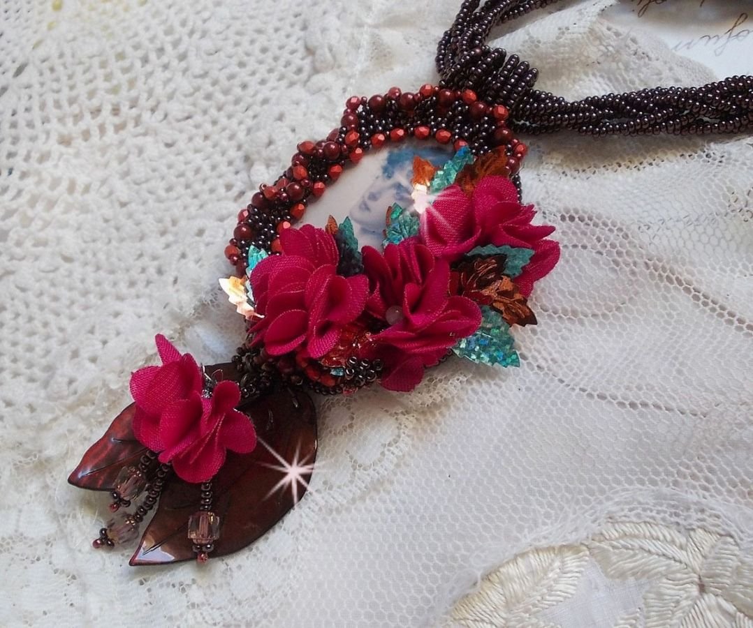 Belle Hélène Haute-Couture anheng halskjede med stoffblomster og perlemorblader