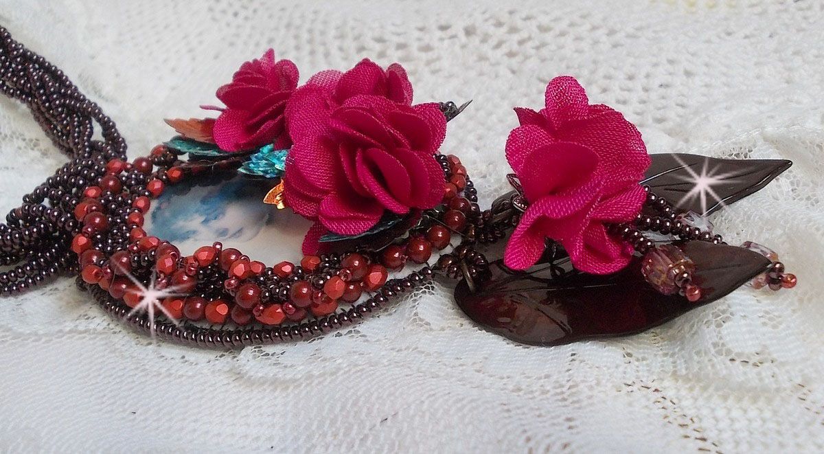 Belle Hélène Haute-Couture anheng halskjede med stoffblomster og perlemorblader