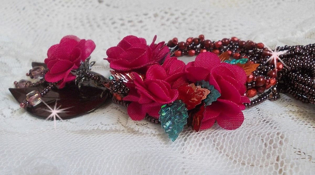 Belle Hélène Haute-Couture anheng halskjede med stoffblomster og perlemorblader